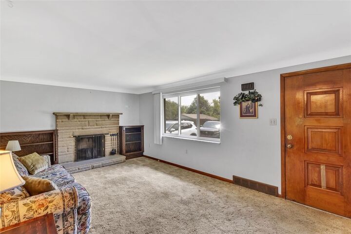 Property Photo:  2 Blanchard Ln  PA 15137 