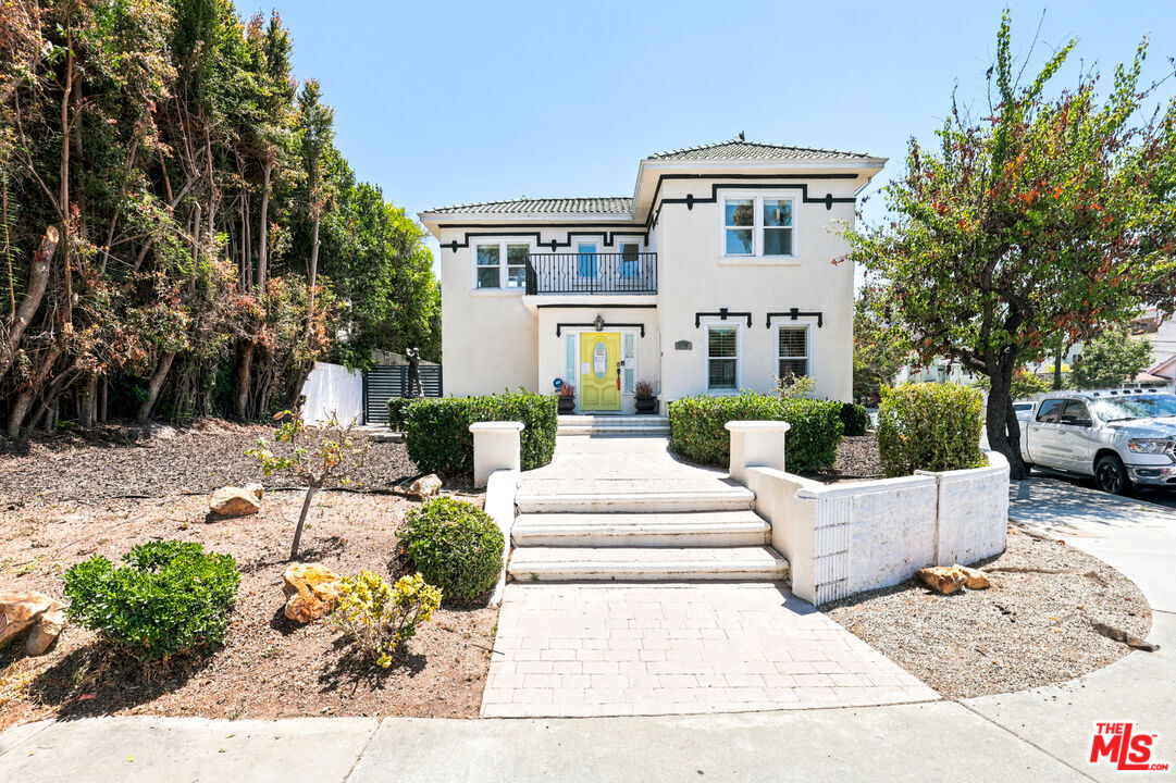 Property Photo: 570 S Van Ness Ave CA 90020