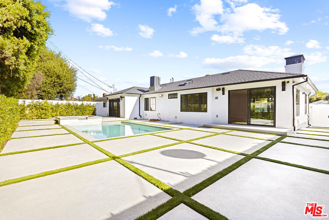 Property Photo: 4919 Noeline Ave CA 91436