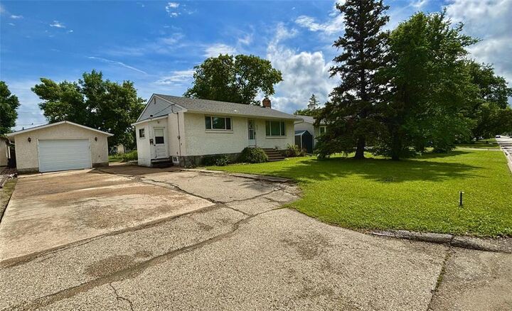 Property Photo: 533 Vaughan Avenue MB R1A 0T9