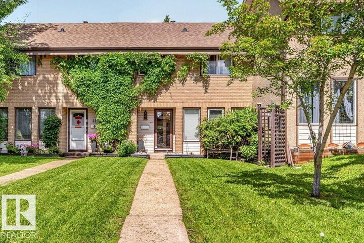 Property Photo:  43 Grandin Village  AB T8N 1R9 