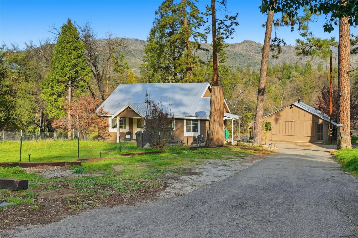Property Photo: 32837 Road 222 CA 93643