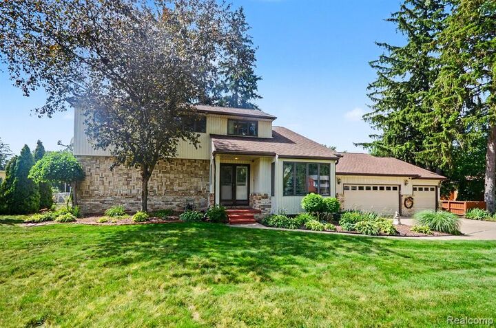 Property Photo: 52905 Heatherway Drive MI 48316 3246