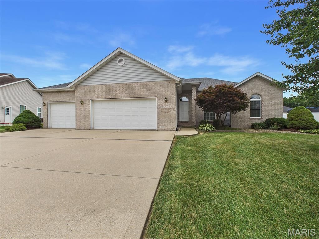 Property Photo:  26 Woodcrest Drive  IL 62010 