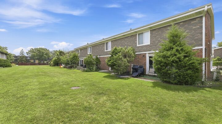Property Photo:  2 Cour Masson  IL 60465 