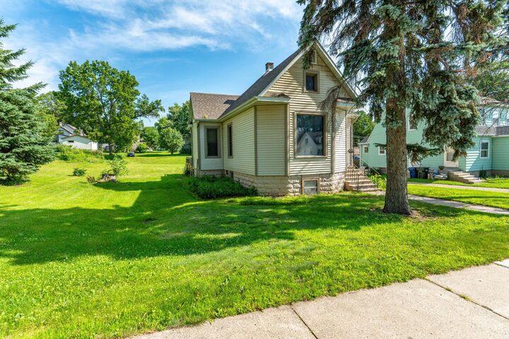 Property Photo: 528 W Summit Avenue MN 56537