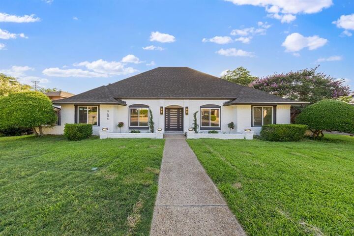 Property Photo: 9406 Hilldale Drive TX 75231