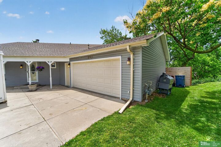 Property Photo: 807 Mohanna Place NE 68005