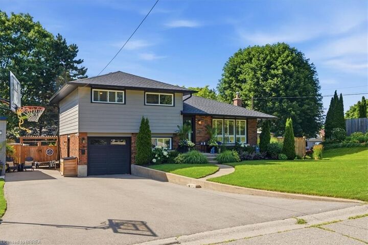 Property Photo: 28 Riverview Terrace ON N3L 2P4