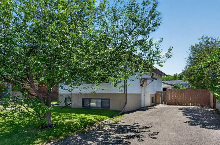 Property Photo:  20 McKinley Road SE  AB T2Z 1T6 
