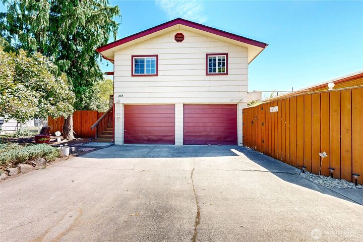 Property Photo:  301 NE A Street 1,2,3  WA 99324 