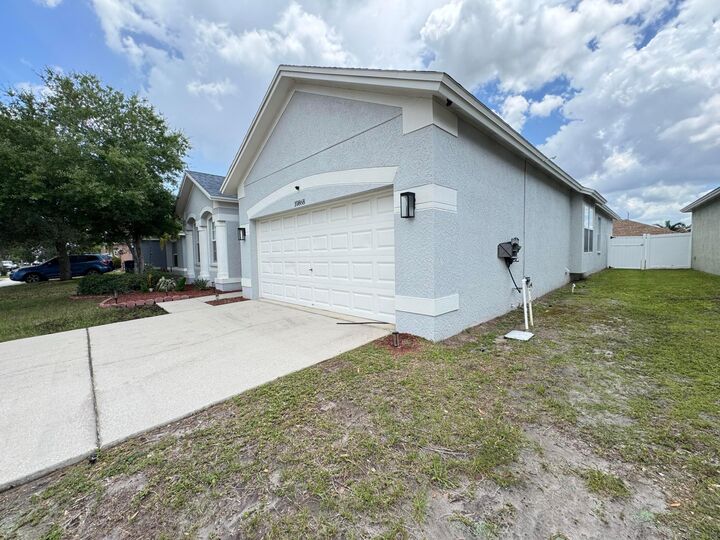 Property Photo:  10868 Standing Stone Drive  FL 33598 