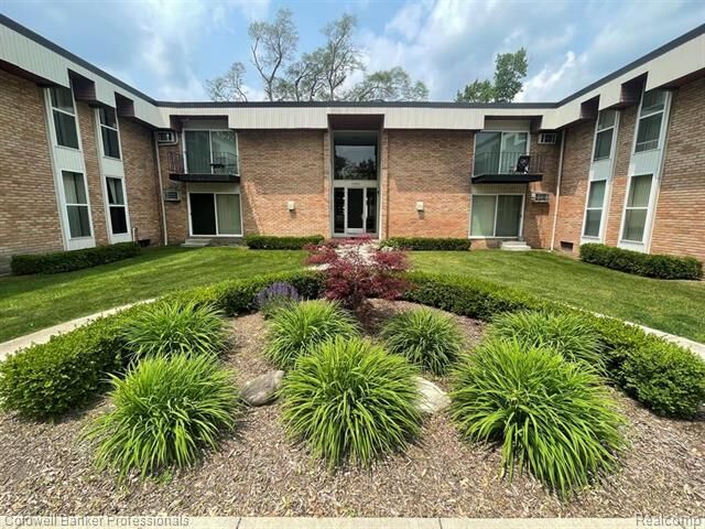 Property Photo:  4200 Rochester Road 106  MI 48073 