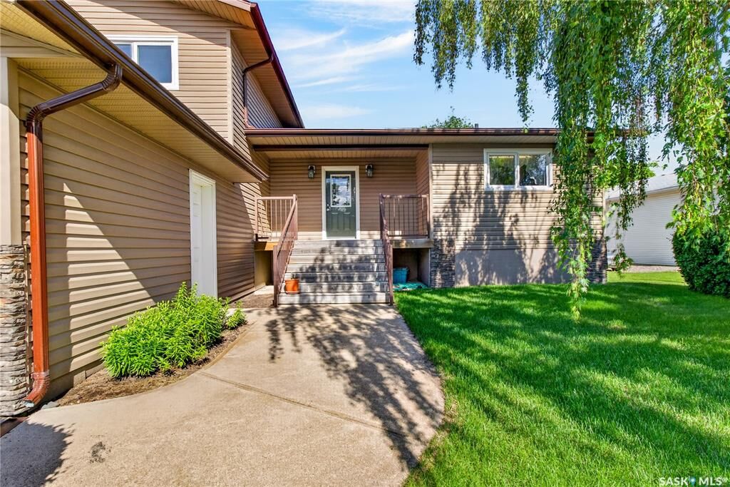 Property Photo: 1112 11th Street SK S0K 2A0