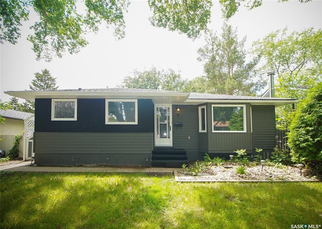 Property Photo: 61 Bannister Avenue SK S4R 5K8