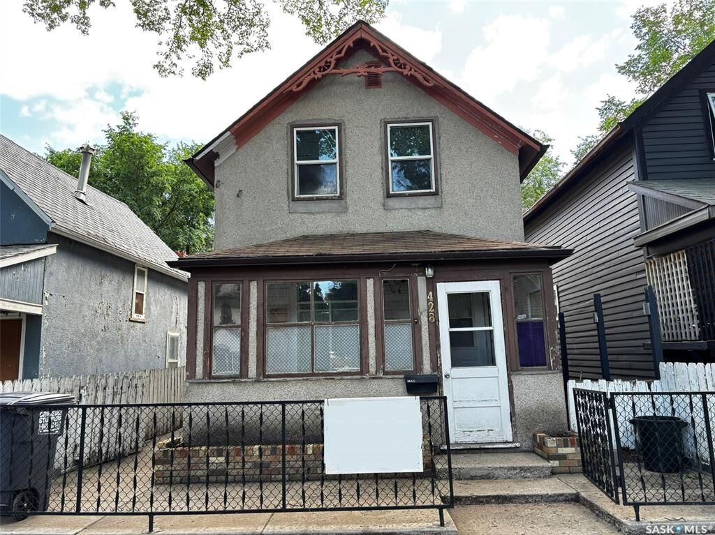Property Photo: 428 I Avenue S SK S7M 1Y4