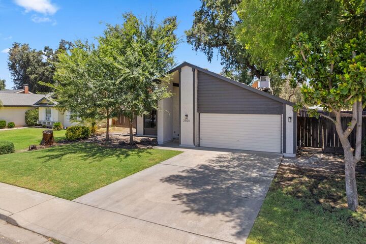Property Photo:  2500 N Charter Oak Court  CA 93292 
