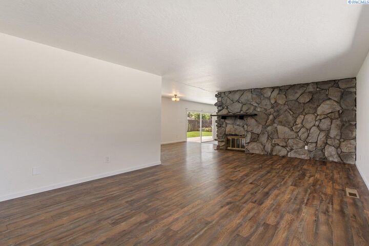 Property Photo: 827 W 25th Ave WA 99337-4248