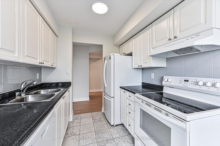 Property Photo: 18 Hillcrest Avenue 602 ON M2N 6T5