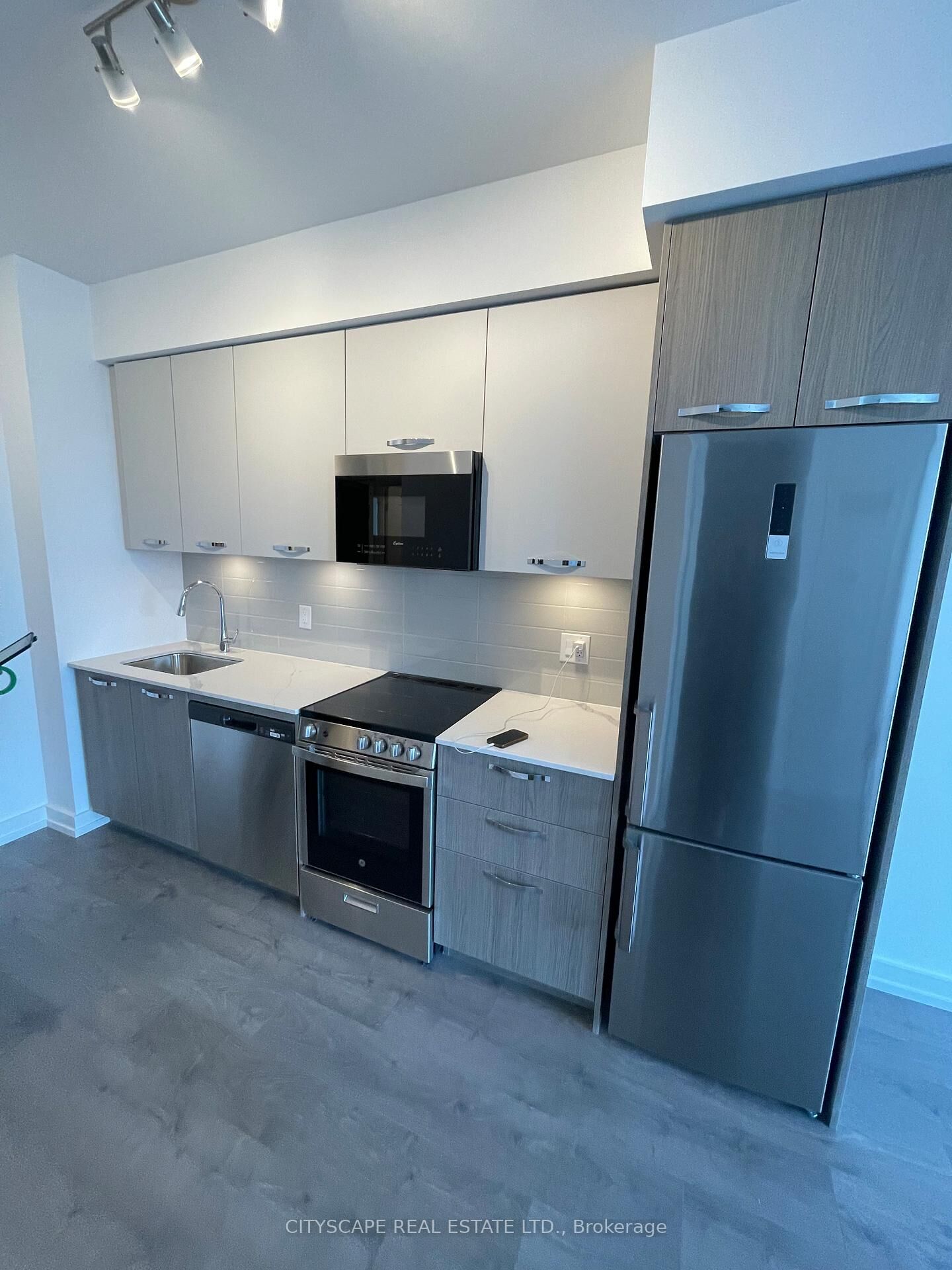 Property Photo:  75 James Street 1816  ON L8P 4Z5 