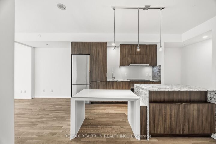 Property Photo:  1 Bloor Street E 3211  ON M4Y 2Z1 