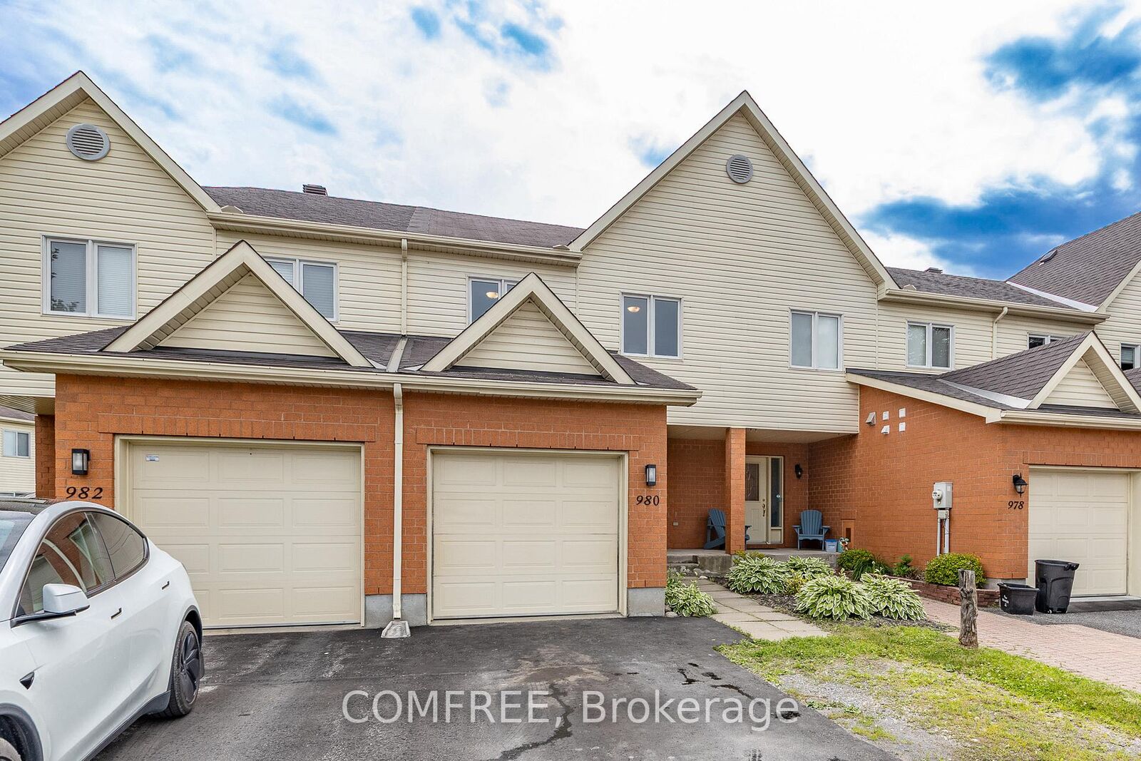 Property Photo: 980 Heritage Drive ON K4K 1V3