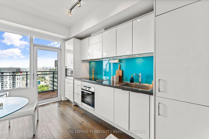 Property Photo:  21 Widmer Street 4203  ON M5V 0B8 