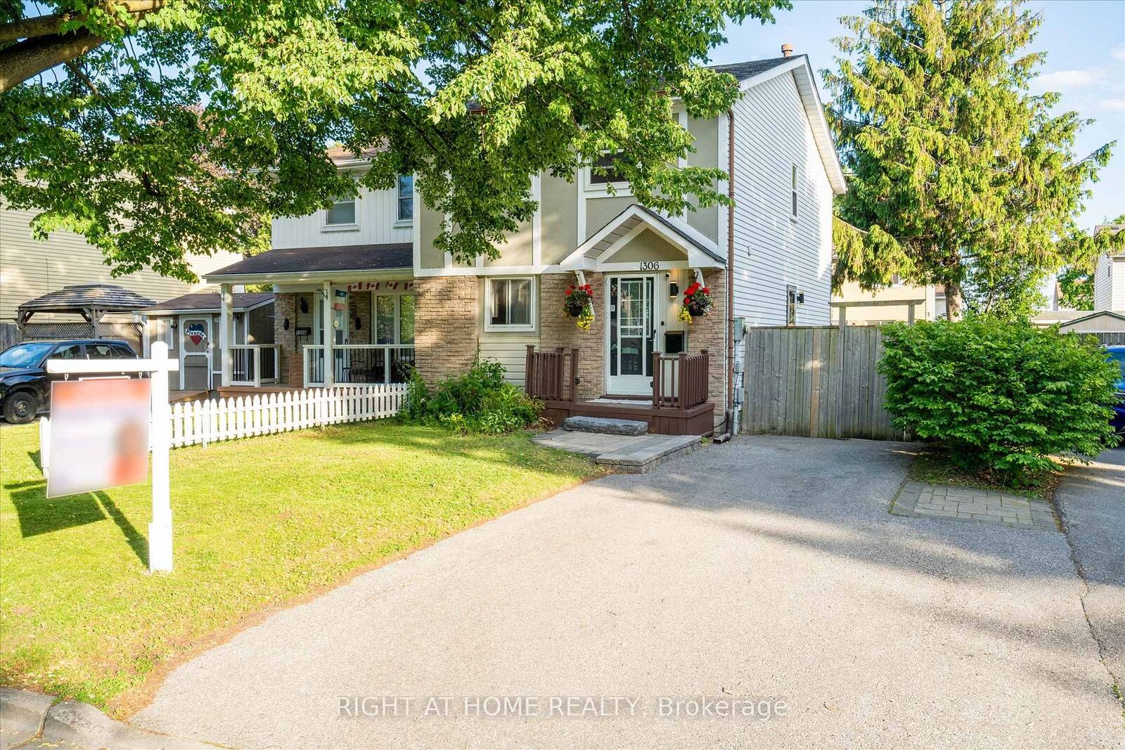 Property Photo: 1306 Fenelon Crescent ON L1J 6G1