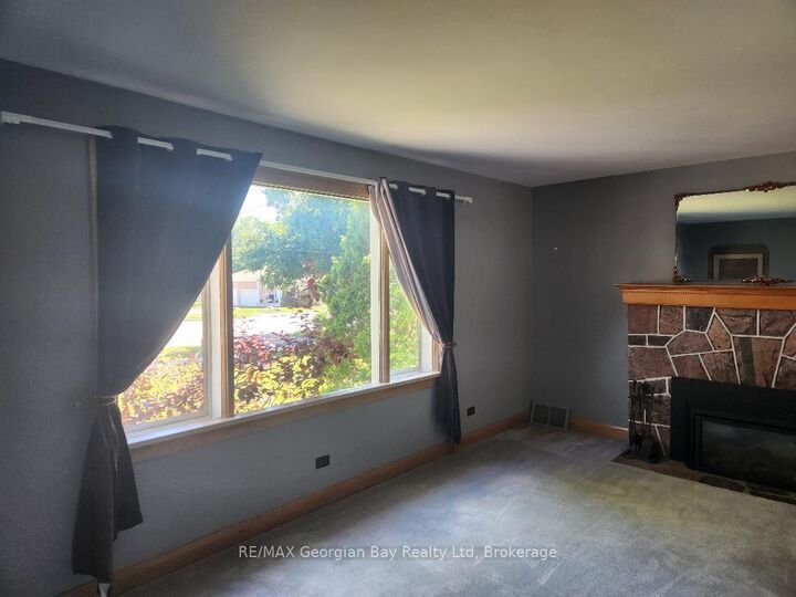 Property Photo: 874 Yonge Street N ON L4R 2E7