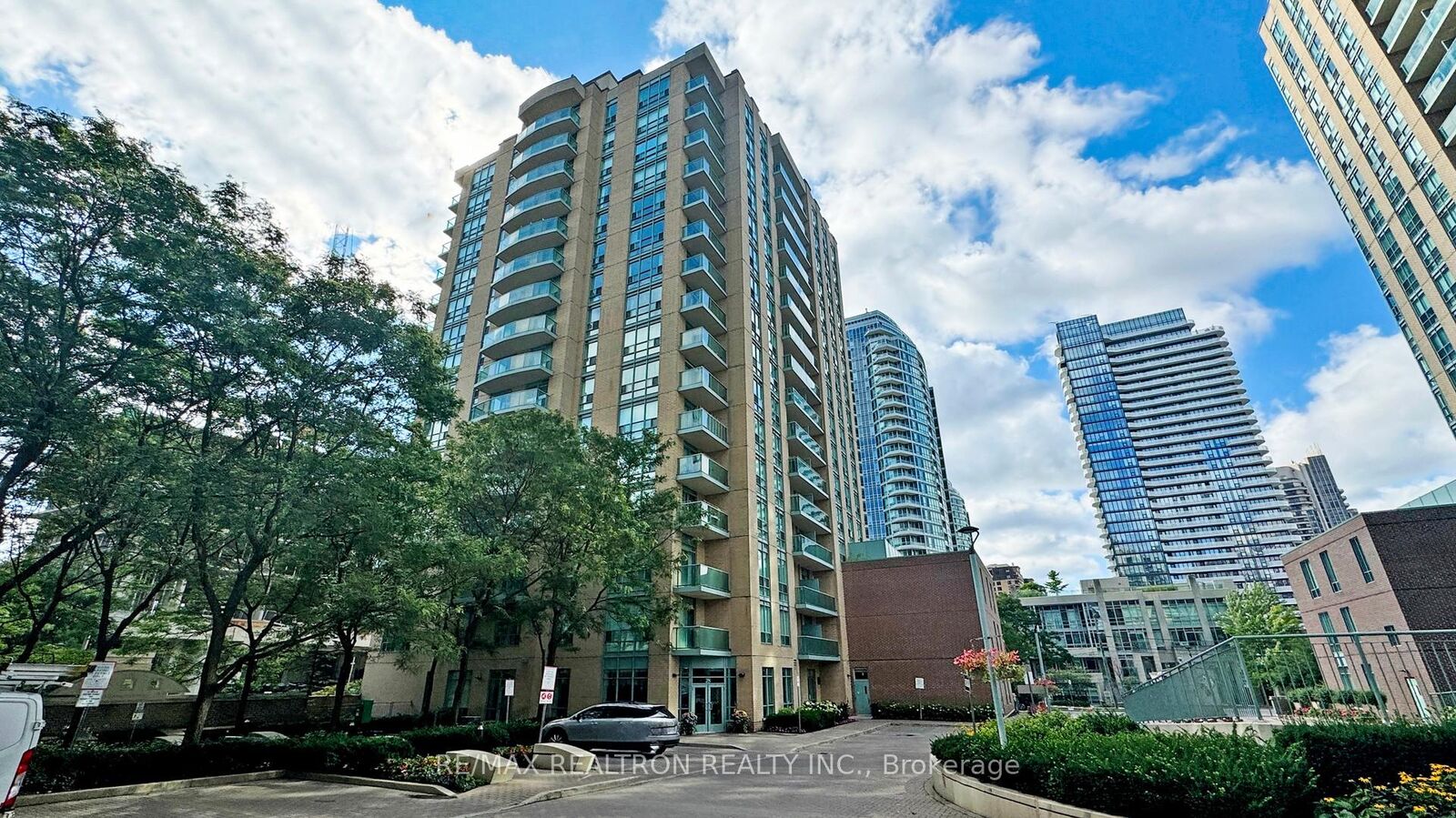 Property Photo: 28 Olive Avenue 1203 ON M2N 7E6