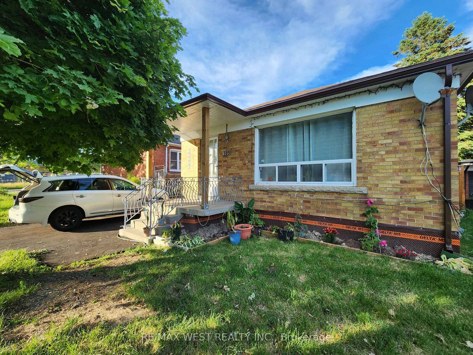Property Photo:  105 Crocus Drive Bsmt  ON M1R 4T3 