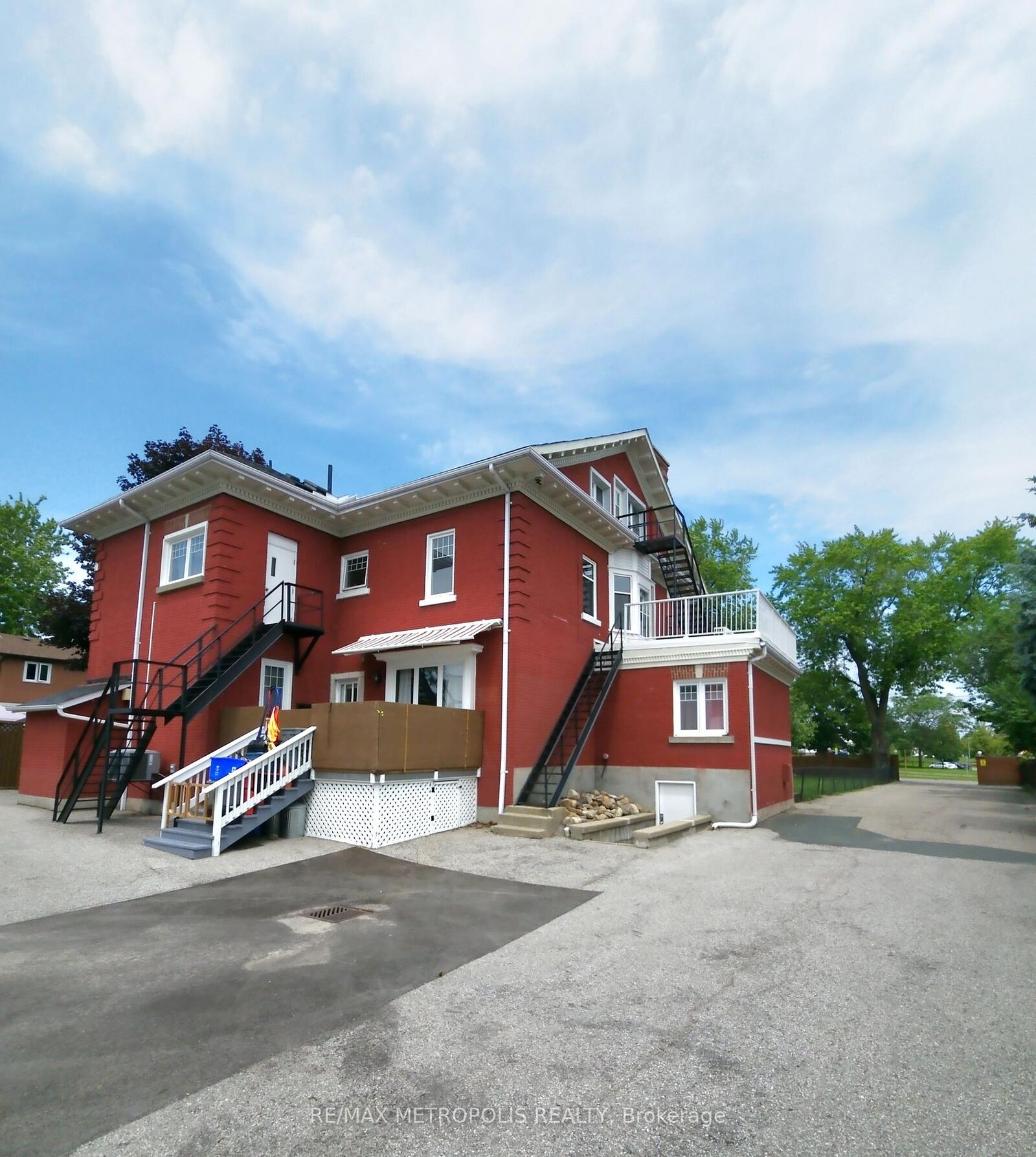 Property Photo: 1110 Simcoe Street S Upper #2 ON L1H 4L8