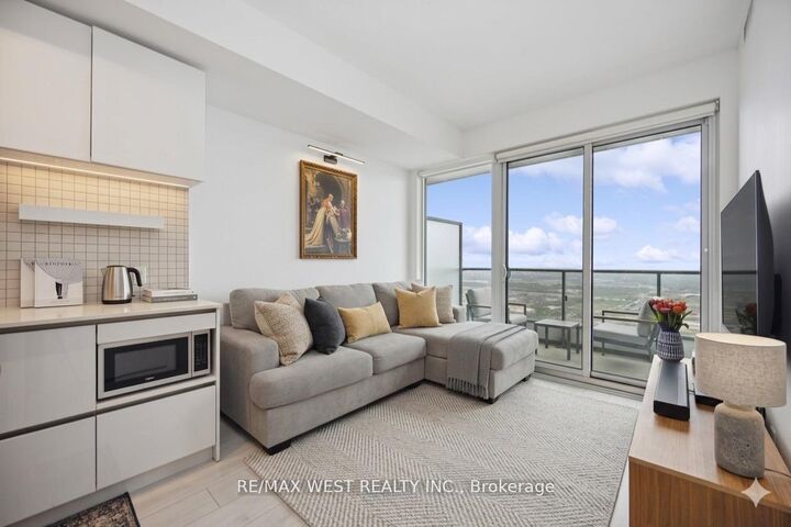 Property Photo:  898 Portage Parkway 4607  ON L4K 0J6 