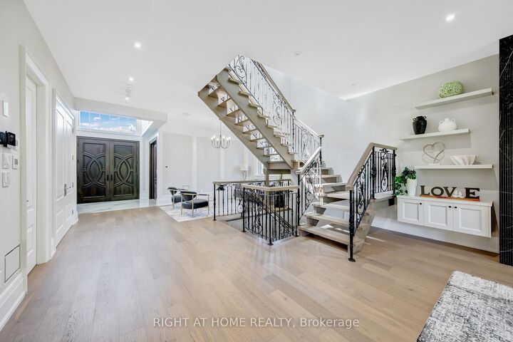 Property Photo: 484 Avonwood Drive ON L5G 1Y9