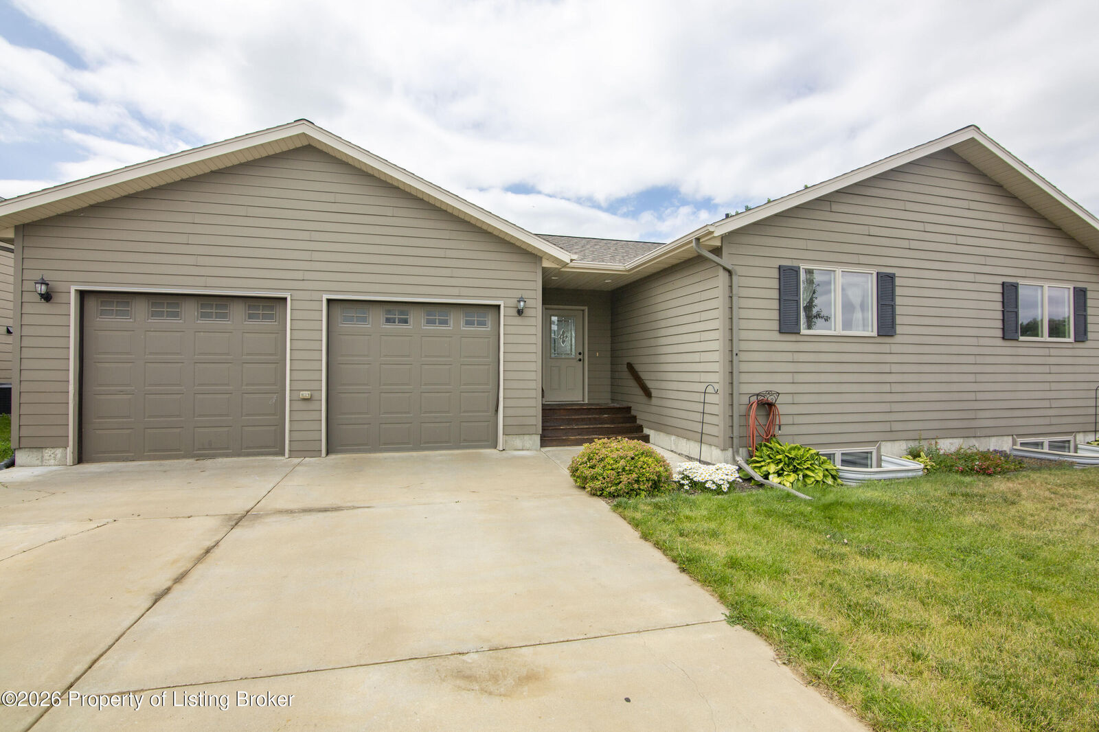 Property Photo:  658 4th Avenue SE  ND 58601 