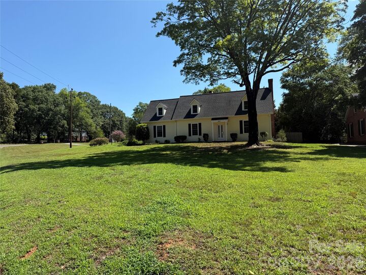 Property Photo:  207 Edgemont Drive  NC 28150 