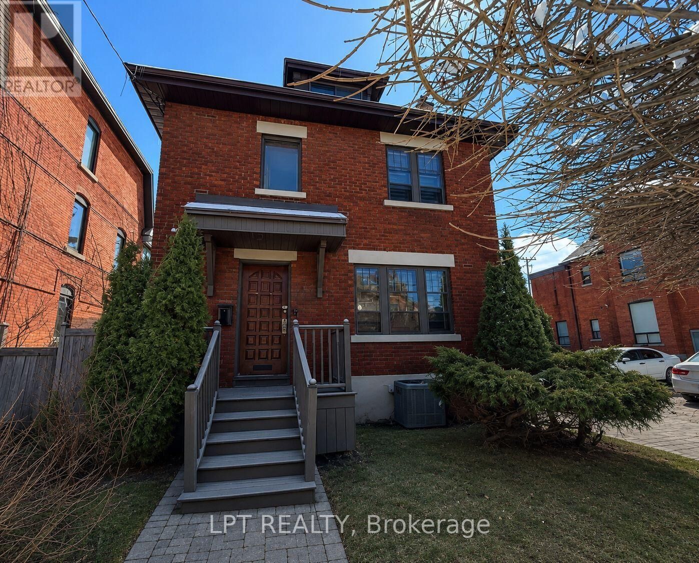 Property Photo:  322 Waverley Street  ON K2P 0W3 