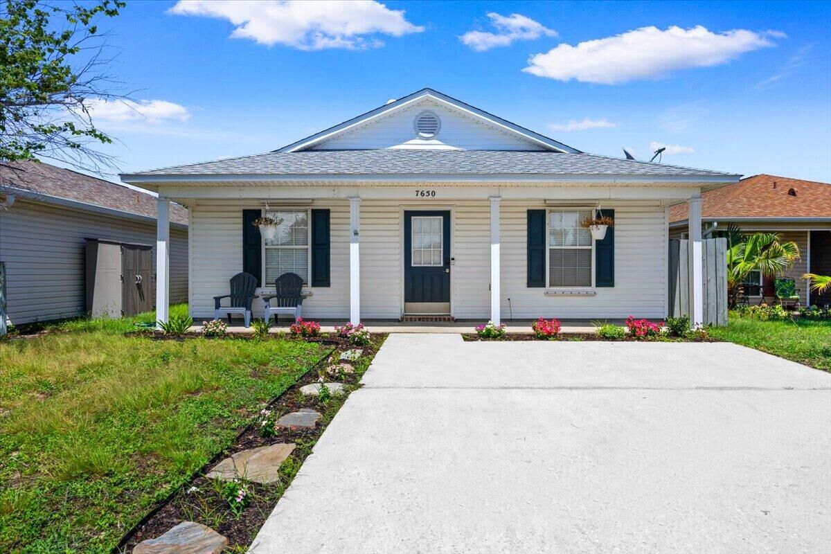 Property Photo:  7650 Chablis Circle  FL 32566 