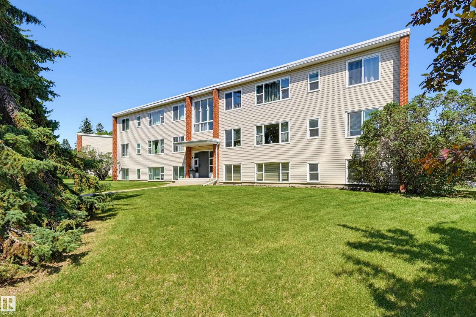 Property Photo: 7307 118 Street NW 7 AB T5G 1S5