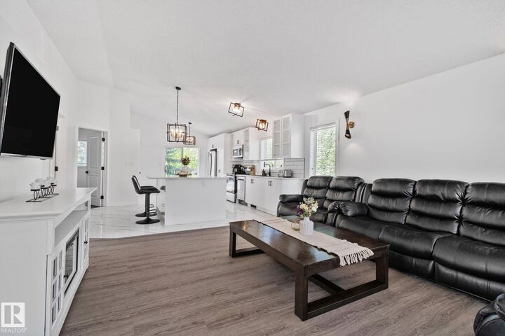 Property Photo: 1 Hunt Court AB T8N 6P8