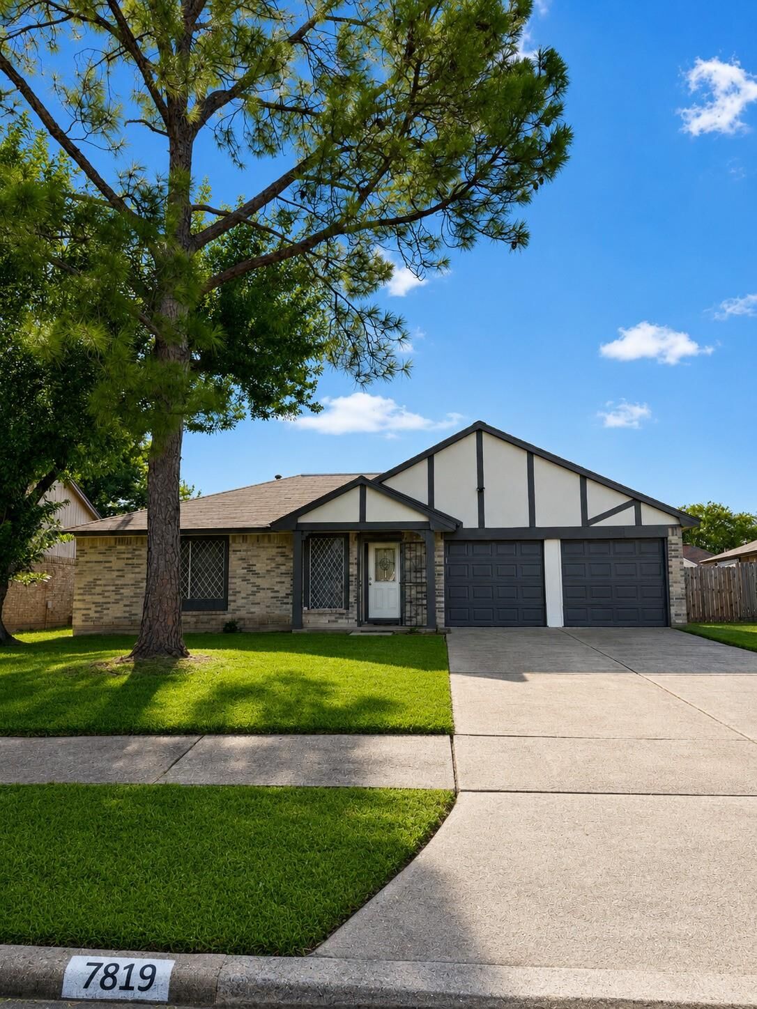 Property Photo: 7819 Breda Drive TX 77521