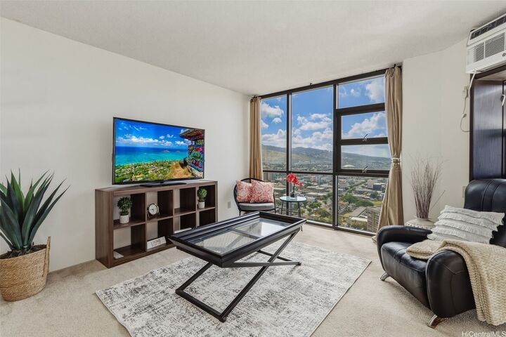 Property Photo: 930 Kaheka Street 3205 HI 96814