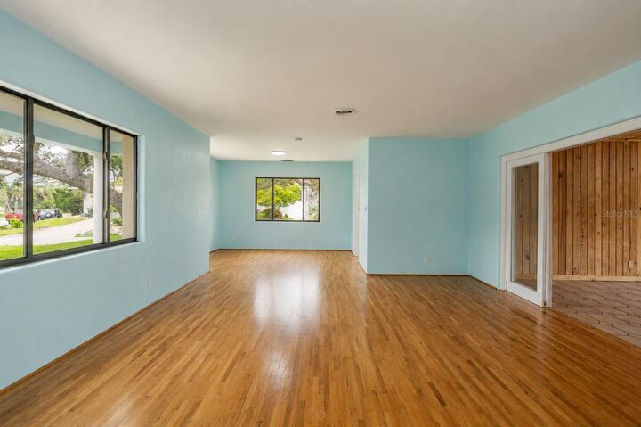 Property Photo: 1460 N Peninsula Drive FL 32118