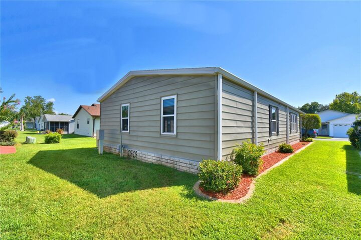 Property Photo: 4901 Colonnades Circle E FL 33811