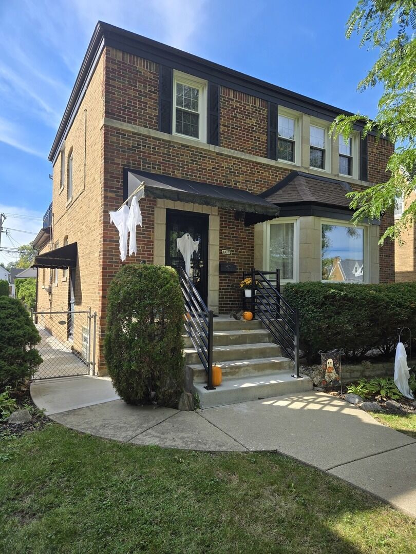 Property Photo: 3312 N New England Avenue IL 60634
