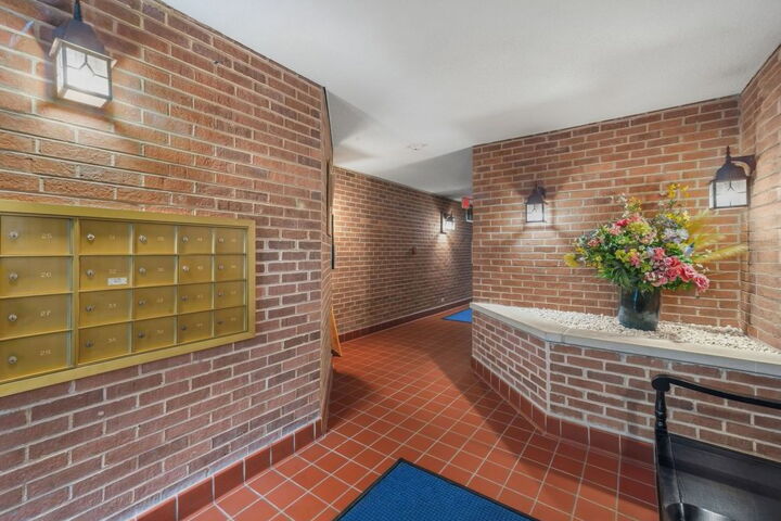 Property Photo: 326 Park Avenue 21 IL 60514