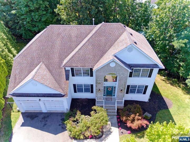Property Photo:  6 McCune Court  NJ 07052 