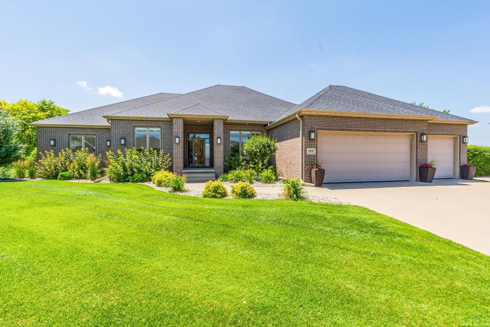 Property Photo:  6816 Cypress Point  IA 51106 