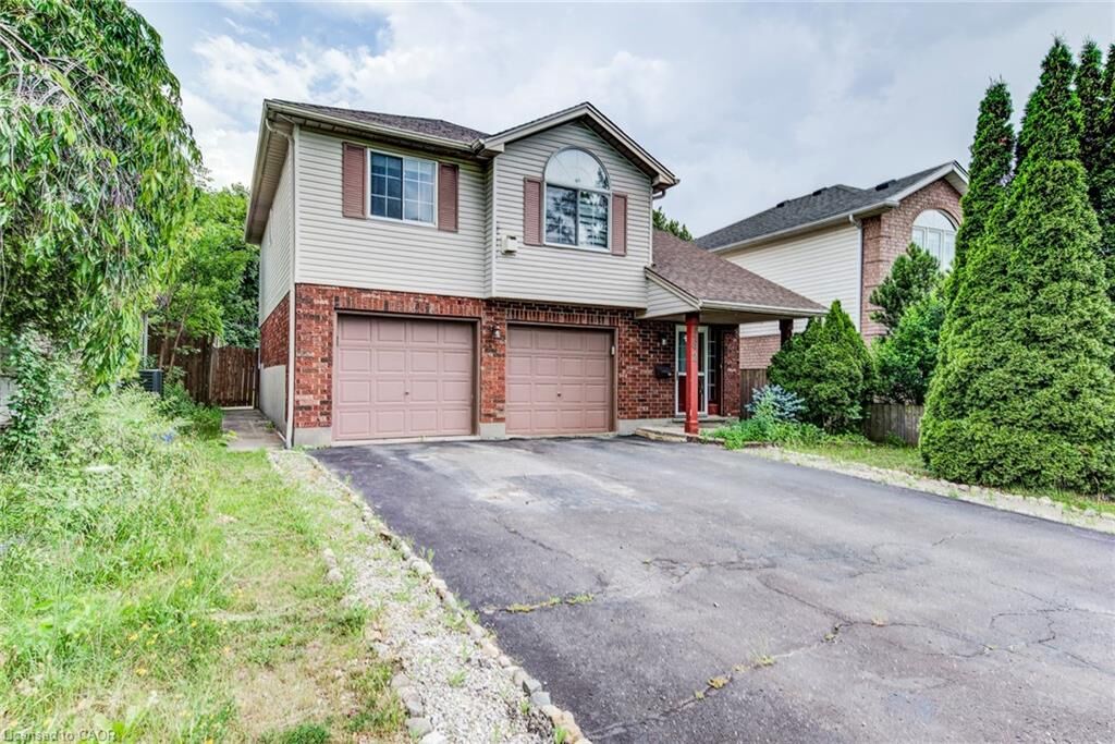Property Photo:  562 Erinbrook Drive  ON N2E 3M8 