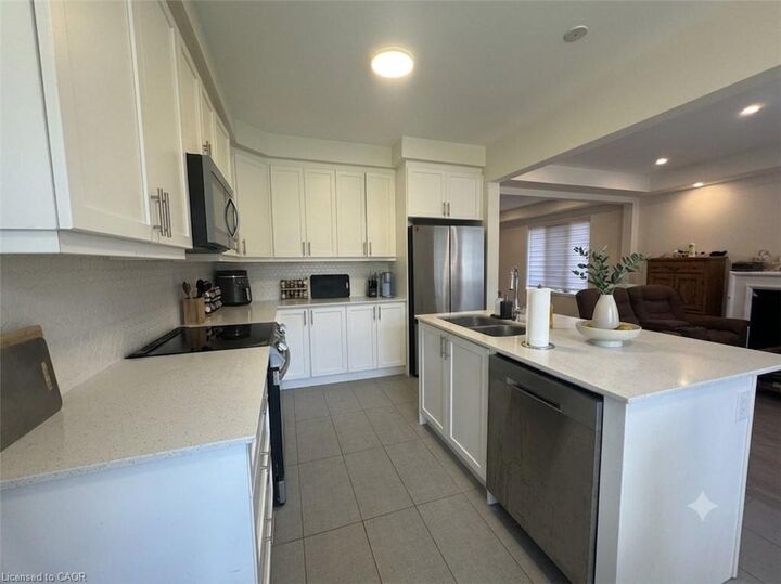 Property Photo:  39 Georgina Street  ON N2R 0S6 